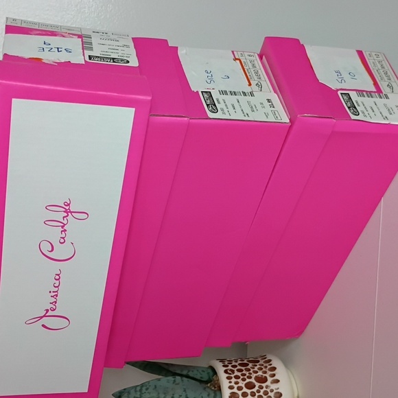 Jessica Carlyle Cream Flat Sandals Big Buckle Single Band Avero White NWT Chic - Picture 6 of 8